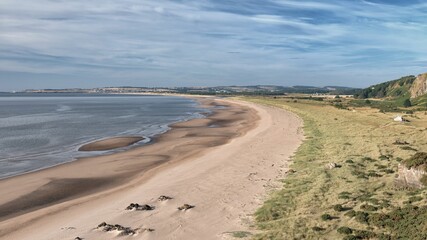 Obraz premium Bird's eye view of St. Cyrus Beach in Scotland during a morning