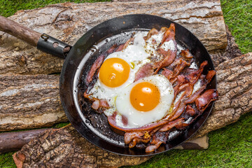 ベーコンエッグ　 Bacon and eggs and iron pan