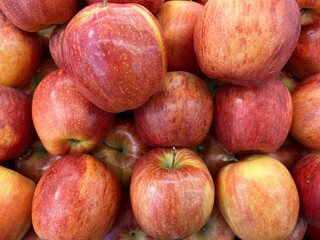 Fototapeta na wymiar Background of fresh Apples in supermarket ready for sale.