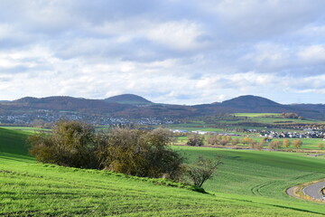 Fototapeta na wymiar Zwillingsvulkane über Kottenheim und Ettringen