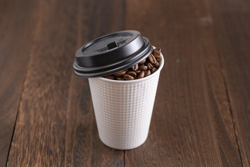 紙コップとコーヒー豆

