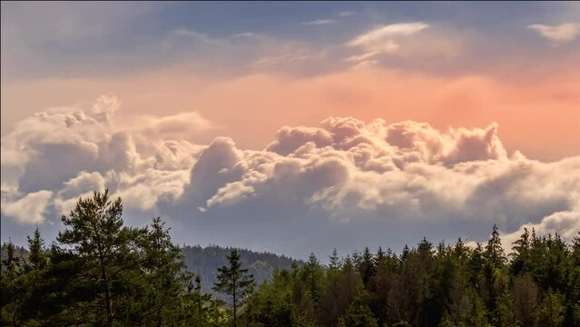 Timelapse mouvement des nuages le soir avant un orage sur les Vosges