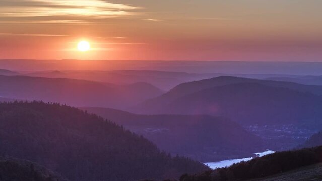 Timelapse Coucher de soleil sur le massif des Vosges, Gerardmer Vall&eacute;e des Vosges France.