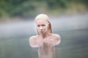 blonde Frau badet im See Portrati