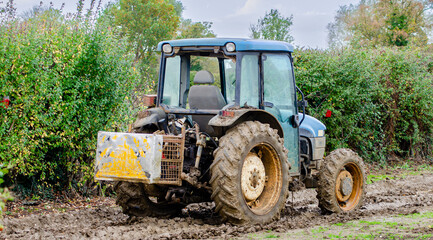 obłocony traktor na polu © radek