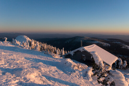 Romantisches Winterpanorama nahe einer Berghütte am Großen Arber im Bayerischen Wald