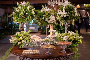 Fototapeta na wymiar Mesa, decoração, bolo, flores, doces