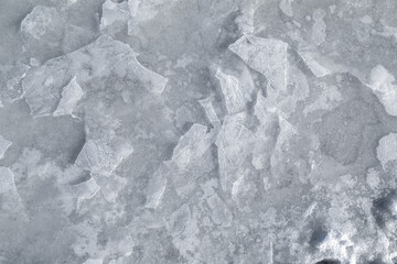 Eisschollen in einem See von oben fotografiert
