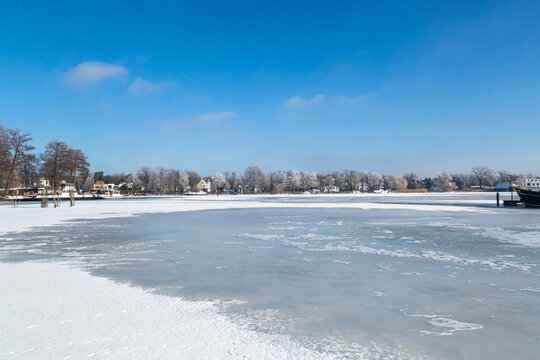 ein gefrorener See bei sch&ouml;nen Sonnenschein im Winter