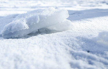 Nahaufnahme von Eisschollen in einem Fluss