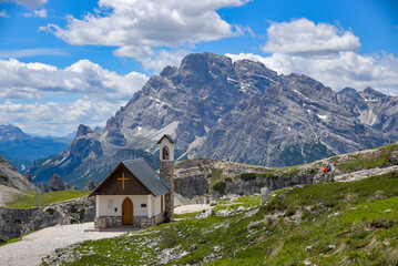 Fototapeta na wymiar Cappella degli Alpini im Naturpark Drei Zinnen / Südtirol