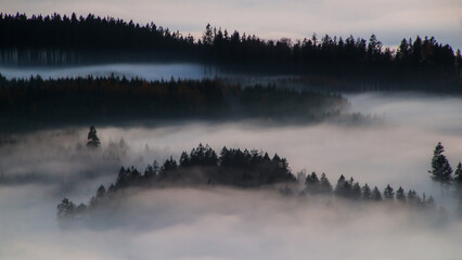 Polskie wzgórza i góry otoczone mgłą - obrazy, fototapety, plakaty