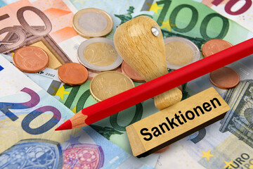 Sanktionen und Euro Geldscheine, Münzen, roter Stift und Stempel