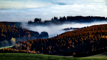 Polskie wzgórza i góry we mgle