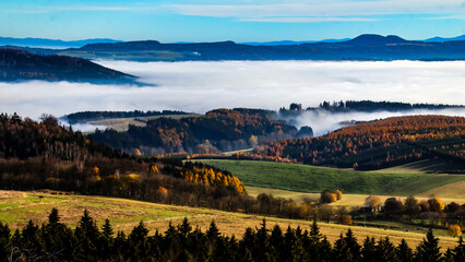 Polskie wzgórza i góry we mgle © RITHOR