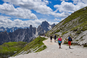 Wanderweg mit Touristen in den Dolomiten in Südtirol - obrazy, fototapety, plakaty