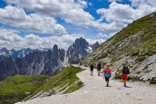 Wanderweg mit Touristen in den Dolomiten in Südtirol