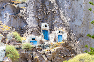 Traditional cave houses in the port of Fira, Santorini, Greece - obrazy, fototapety, plakaty