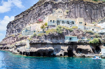 Traditional cave houses in the port of Fira, Santorini, Greece - obrazy, fototapety, plakaty