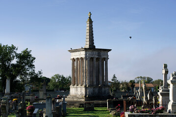 Fototapeta na wymiar Croix hosannière au centre du cimetière de Moëze, Charente maritime, France