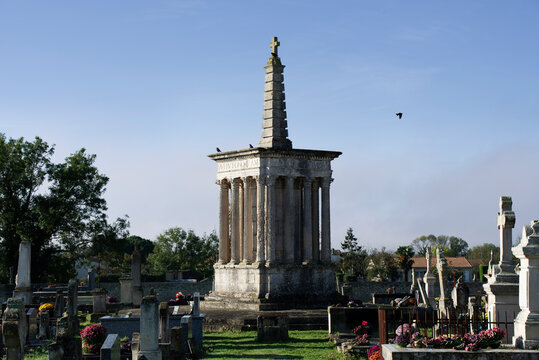 Croix hosannière au centre du cimetière de Moëze, Charente maritime, France