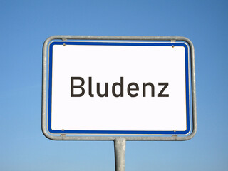Obraz premium Ortsschild Bludenz