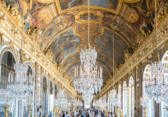 VERSAILLES, FRANCE - AUGUST 12, 2021 : Hall of Mirrors, Versailles, Paris - obrazy, fototapety, plakaty