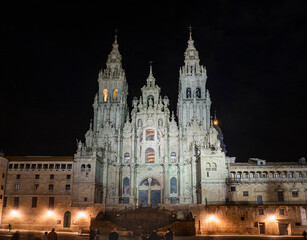 Fototapeta premium Catedral de Santiago de Compostela iluminada al anochecer.