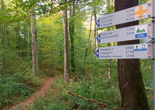 Schilder von neuen Wanderwegen und des Hangarder Brunnenweg im Saar-Pfalz-Kreis bei Oberbexbach im Saarland.