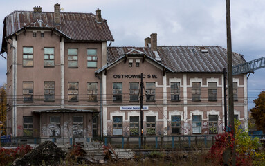 Zabytkowy ( z 1850 ) dworzec kolejowy w Ostrowcu Świętokrzyskim . Podniszczony i zaniedbany historyczny budynek .