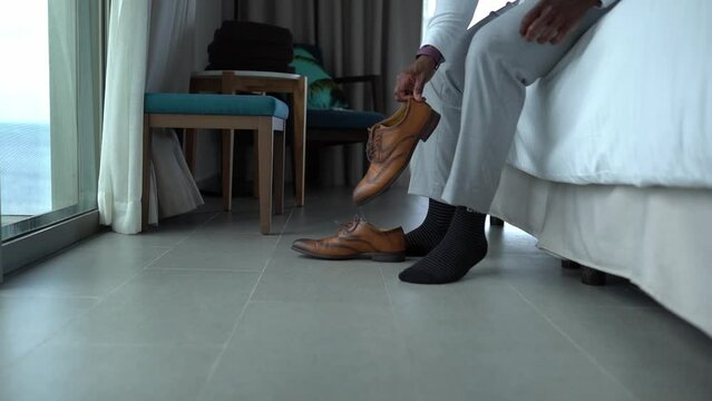 Hombre Colocandose zapatos de cuero getting ready novio
