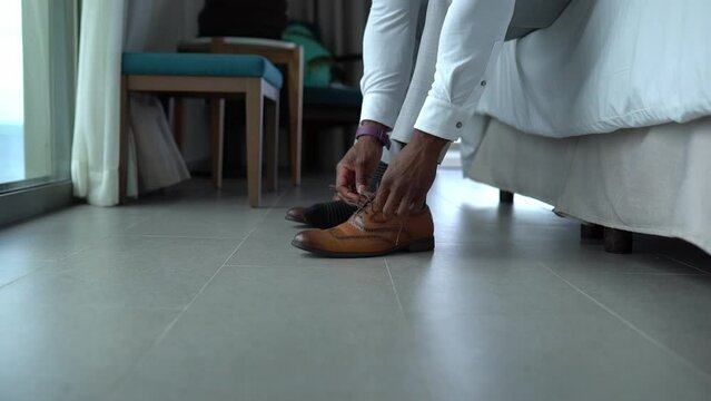 Hombre Colocandose zapatos de cuero getting ready novio the groom