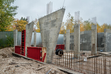 Vertical formwork panels on the construction of a residential building