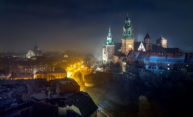 Nocny widok na Zamek Królewski na Wawelu w Krakowie z drona - obrazy, fototapety, plakaty