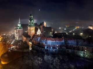 Fototapeta na wymiar Nocny widok na Zamek Królewski na Wawelu w Krakowie z drona