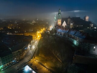 Nocny widok na Zamek Królewski na Wawelu w Krakowie z drona © Michal45