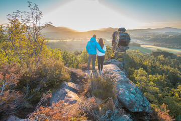 
Ein Paar genießt nach der Wanderung, vom Gipfel des Berges, die atemberaubende Aussicht der...