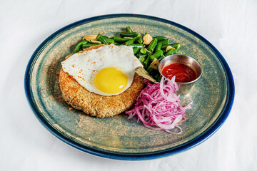 Fototapeta na wymiar cutlet with fried egg and green beans