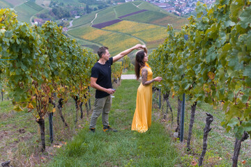 Glückliches Paar am Wein trinken in den Weinbergen