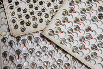 Bimetallspiralen in einer ehemaligen Thermometerfabrik