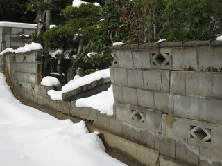 雪と崩れたブロック塀