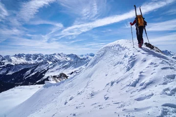 Fotobehang Skitour, Skibergsteiger im Aufstieg am Gipfel © Andreas P