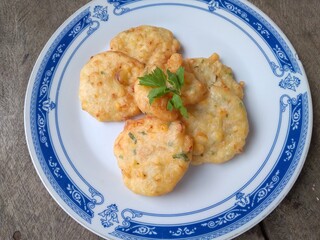 Bakwan fried with a mixture of yellow corn, it tastes good, you can find it on the side of the road