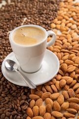Café con fondo de granos y almendras