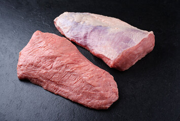 Roher Tafelspitz vom Kalb angeboten als close-up auf einem schwarzen Board mit Textfreiraum © HLPhoto