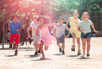 Obraz premium Activity children compete in the summer city street