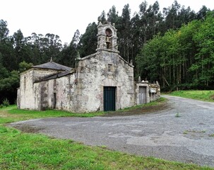 Iglesia rural en un paraje de Galicia