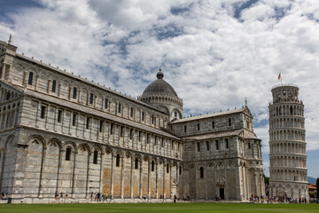 Fototapeta na wymiar Torre de Pisa más iglesia
