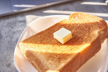 バターをのせたトースト
