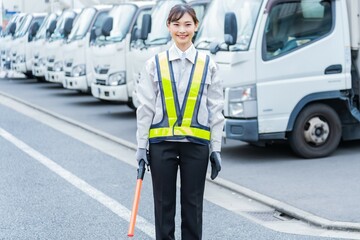 若い日本人女性ガードマン
